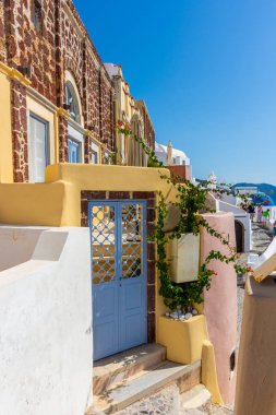 Santorini, Yunanistan. Geleneksel Kikladik Oia Santorini ısmarlayarak cliff üzerinde evler