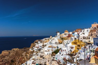 Santorini, Yunanistan. Geleneksel Kikladik Oia Santorini ısmarlayarak cliff üzerinde evler