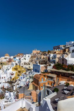 Santorini, Yunanistan. Geleneksel Kikladik Oia Santorini ısmarlayarak cliff üzerinde evler