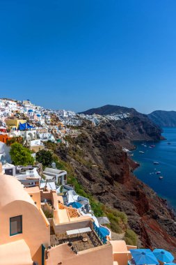 Santorini, Yunanistan. Geleneksel Kikladik Oia Santorini ısmarlayarak cliff üzerinde evler