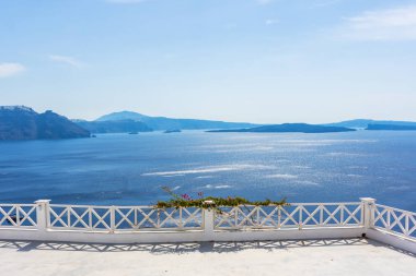 Santorini, Yunanistan. Geleneksel Kikladik Oia Santorini ısmarlayarak cliff üzerinde evler