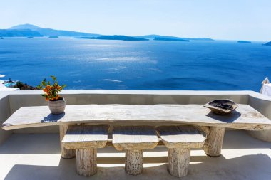 Santorini, Yunanistan. Geleneksel Kikladik Santorini ev ayrıntıları uçurumdaki ısmarlayarak