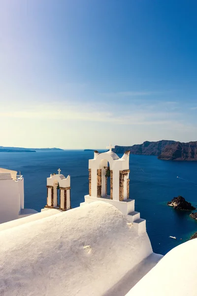 Santorini, Yunanistan. Uçurumdaki Geleneksel Kikladik Santorini Kilisesi'nin ısmarlayarak