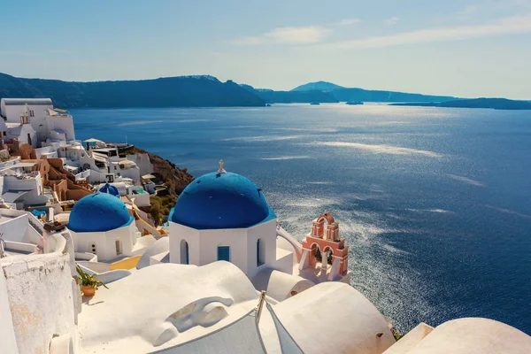 Santorini, Yunanistan. Uçurumdaki Geleneksel Kikladik Santorini Kilisesi'nin ısmarlayarak