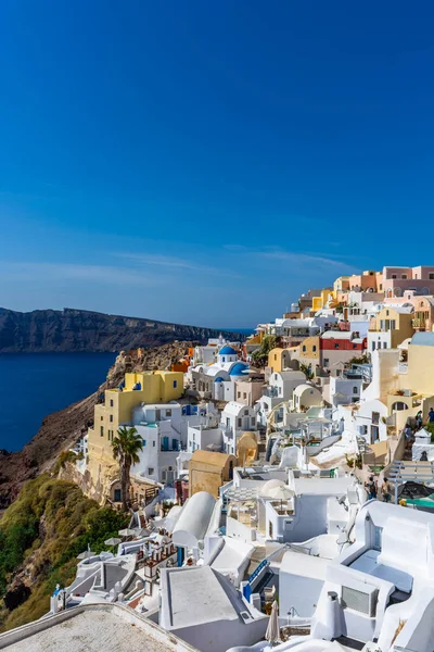 Santorini, Yunanistan. Geleneksel Kikladik Oia Santorini ısmarlayarak cliff üzerinde evler