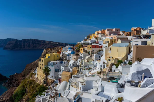 Santorini, Yunanistan. Geleneksel Kikladik Oia Santorini ısmarlayarak cliff üzerinde evler