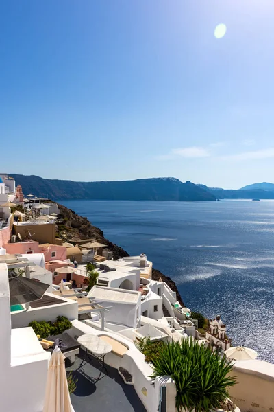 Santorini, Yunanistan. Geleneksel Kikladik Oia Santorini ısmarlayarak cliff üzerinde evler