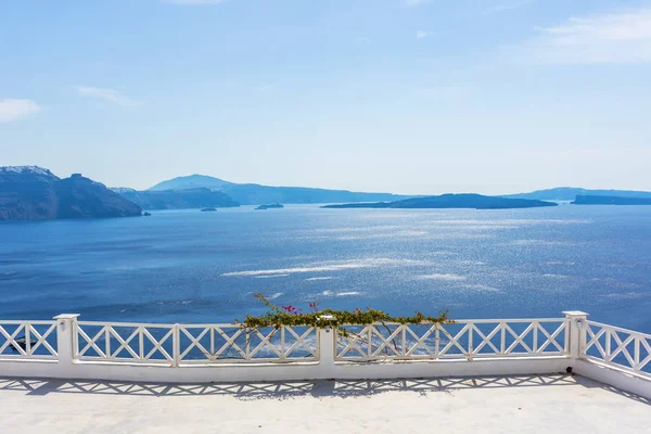 Santorini, Yunanistan. Geleneksel Kikladik Oia Santorini ısmarlayarak cliff üzerinde evler