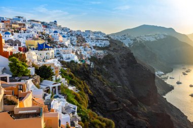 Santorini, Yunanistan. Geleneksel Kikladik Oia Santorini ısmarlayarak cliff üzerinde evler