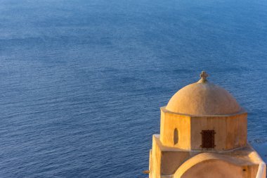 Santorini, Yunanistan. Uçurumdaki Geleneksel Kikladik Oia Santorini Kilisesi'nin ısmarlayarak
