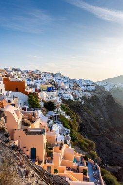 Santorini, Yunanistan. Geleneksel Kikladik Oia Santorini ısmarlayarak cliff üzerinde evler