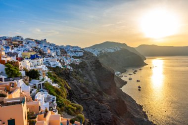 Santorini, Yunanistan. Geleneksel Kikladik Oia Santorini ısmarlayarak cliff üzerinde evler