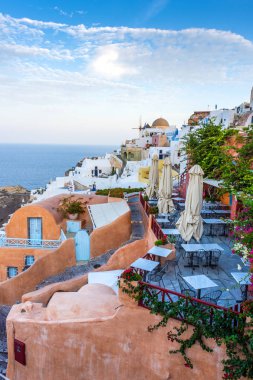 Santorini, Yunanistan. Geleneksel Kikladik Oia Santorini ısmarlayarak cliff üzerinde evler