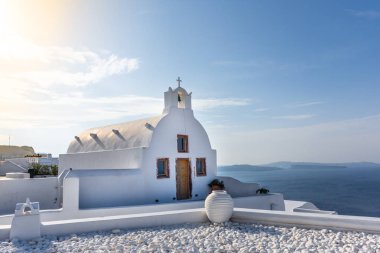 Santorini, Yunanistan. Uçurumdaki Geleneksel Kikladik Oia Santorini Kilisesi'nin ısmarlayarak