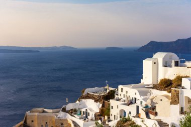 Santorini, Yunanistan. Geleneksel Kikladik Oia Santorini ısmarlayarak cliff üzerinde evler