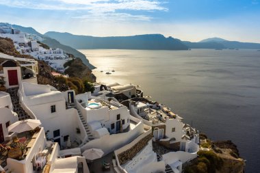 Santorini, Yunanistan. Geleneksel Kikladik Oia Santorini ısmarlayarak cliff üzerinde evler