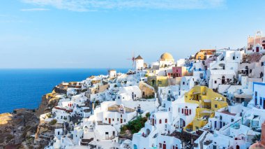Santorini, Yunanistan. Geleneksel Kikladik Oia Santorini ısmarlayarak cliff üzerinde evler