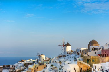 Santorini, Yunanistan. Geleneksel Kikladik Oia Santorini ısmarlayarak cliff üzerinde evler