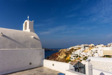 Santorini, Yunanistan. Geleneksel Kikladik Oia Santorini ısmarlayarak cliff üzerinde evler