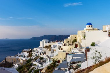 Santorini, Yunanistan. Geleneksel Kikladik Oia Santorini ısmarlayarak cliff üzerinde evler