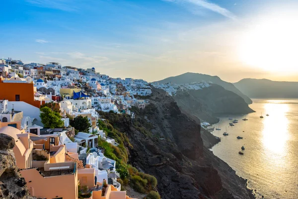 Santorini, Yunanistan. Geleneksel Kikladik Oia Santorini ısmarlayarak cliff üzerinde evler