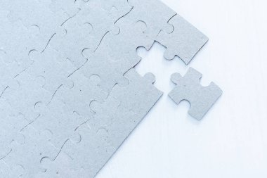 Beyaz arka planda gri puzzle parçaları