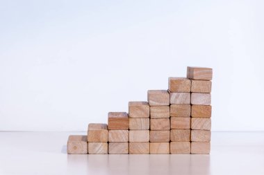 Ahşap bloklarını yapılan bir merdiven basamaklarında