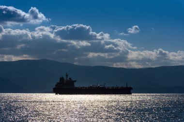 Siluet tanker mavi gökyüzü üzerinde