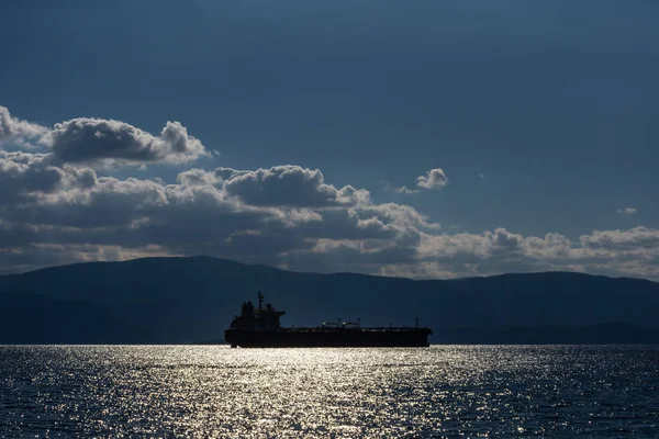 Navio Tanque Silhueta Sobre Céu Azul — Fotografia de Stock