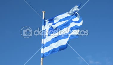 Yunan bayrağı sallayarak üzerinde mavi arka plan