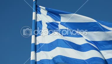 Yunan bayrağı sallayarak üzerinde mavi arka plan