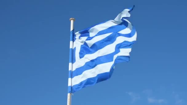 Греческий Флаг Размахивающий Синем Фоне — стоковое видео