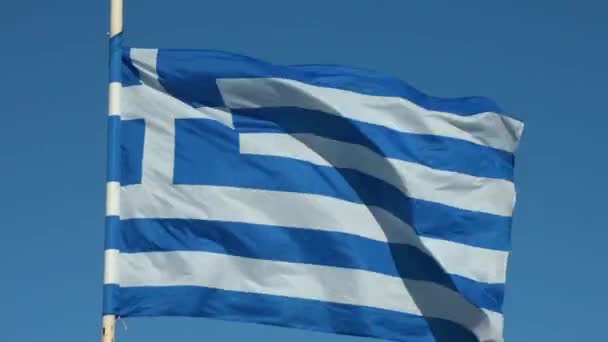 Griechische Flagge Weht Über Blauem Hintergrund — Stockvideo