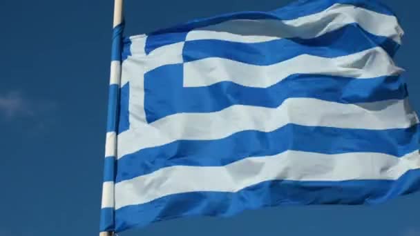希腊国旗在蓝色背景上挥舞 — 图库视频影像