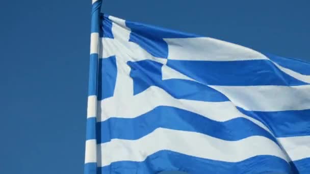 Griekse Vlag Zwaaien Blauwe Achtergrond — Stockvideo