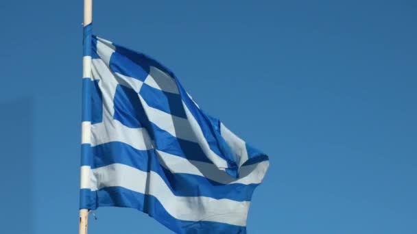 Movimento Lento Uma Bandeira Grega Acenando Sobre Fundo Azul — Vídeo de Stock