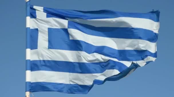 Mouvement lent d'un drapeau grec agitant sur fond bleu 
