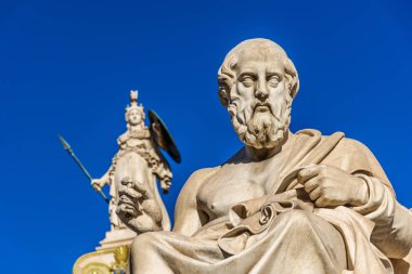 Yunan filozof Platon Atina Akademisi önünde heykeli ile Athena heykeli arka planda, Yunanistan