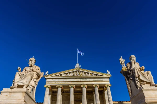 Άγαλμα Του Έλληνα Φιλοσόφου Σωκράτη Τον Πλάτωνα Μπροστά Από Την — Φωτογραφία Αρχείου