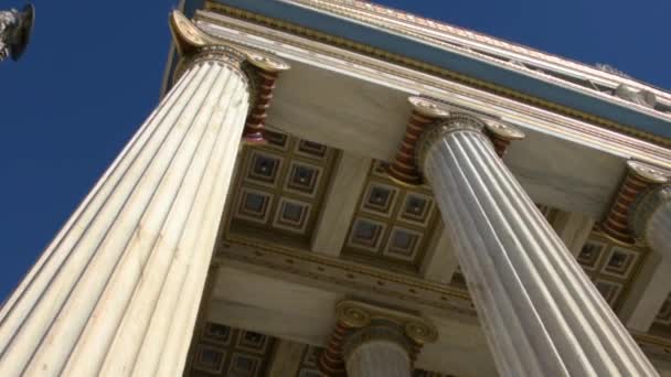 Vue extérieure au ralenti de la façade de l'Académie d'Athènes, Grèce 