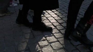 İnsanların ayakları yayalar yürüyüş/büyük şehir Kavşağı arası