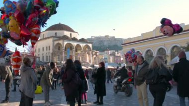 Atina, Yunanistan Monastiraki meydanında yürürken insanlar