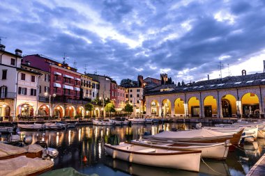 Garda Gölü'ndeki küçük Desenzano kasabası, İtalya