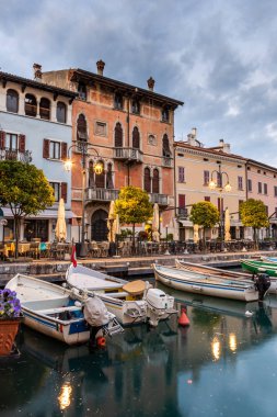 Garda Gölü'ndeki küçük Desenzano kasabası, İtalya