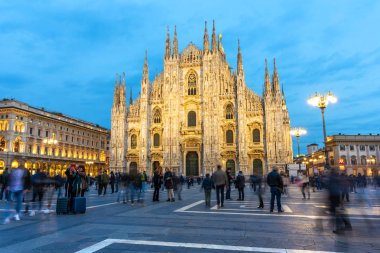 Piazza Duomo İnsanlar ve Turistler ve Mavi Gökyüzü ile Milano, Ital