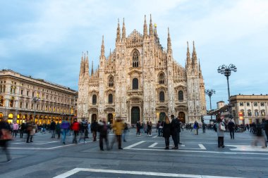 Milano'da bulutlu gökyüzü üzerinde İnsanlar ve Turistler ile Piazza Duomo