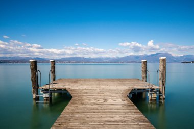 Garda Gölü Sirmione kasabası yakınlarında ahşap bir iskele, İtalya