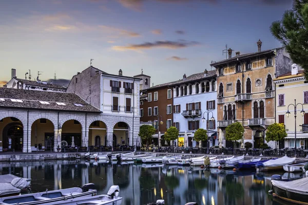 Desenzano, İtalya'daki Garda Gölü'nde marina üzerinde gün batımı