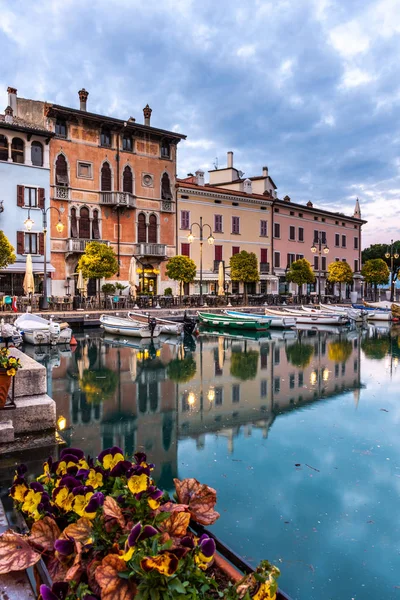 Garda Gölü'ndeki küçük Desenzano kasabası, İtalya