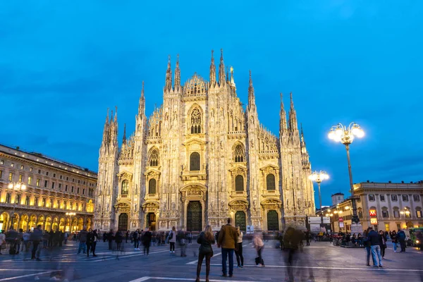 Piazza Duomo İnsanlar ve Turistler ve Mavi Gökyüzü ile Milano, Ital
